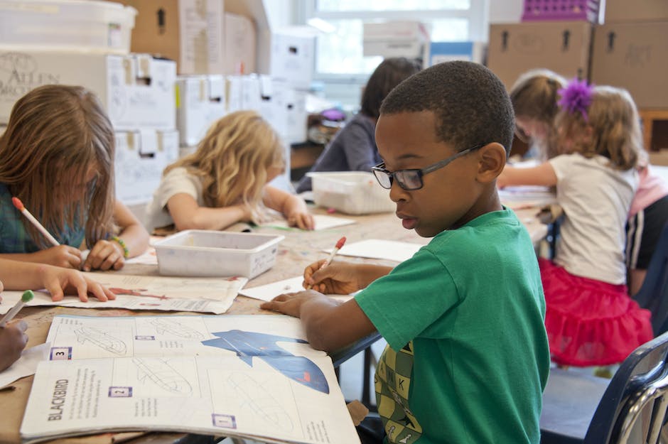 Meble szkolne: Kreatywność, komfort i bezpieczeństwo w każdej klasie
