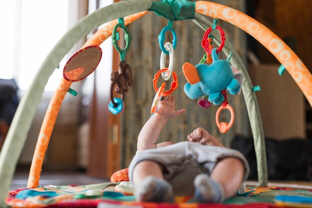 Jak stworzyć bezpieczną przestrzeń do zabawy dla niemowlaka?